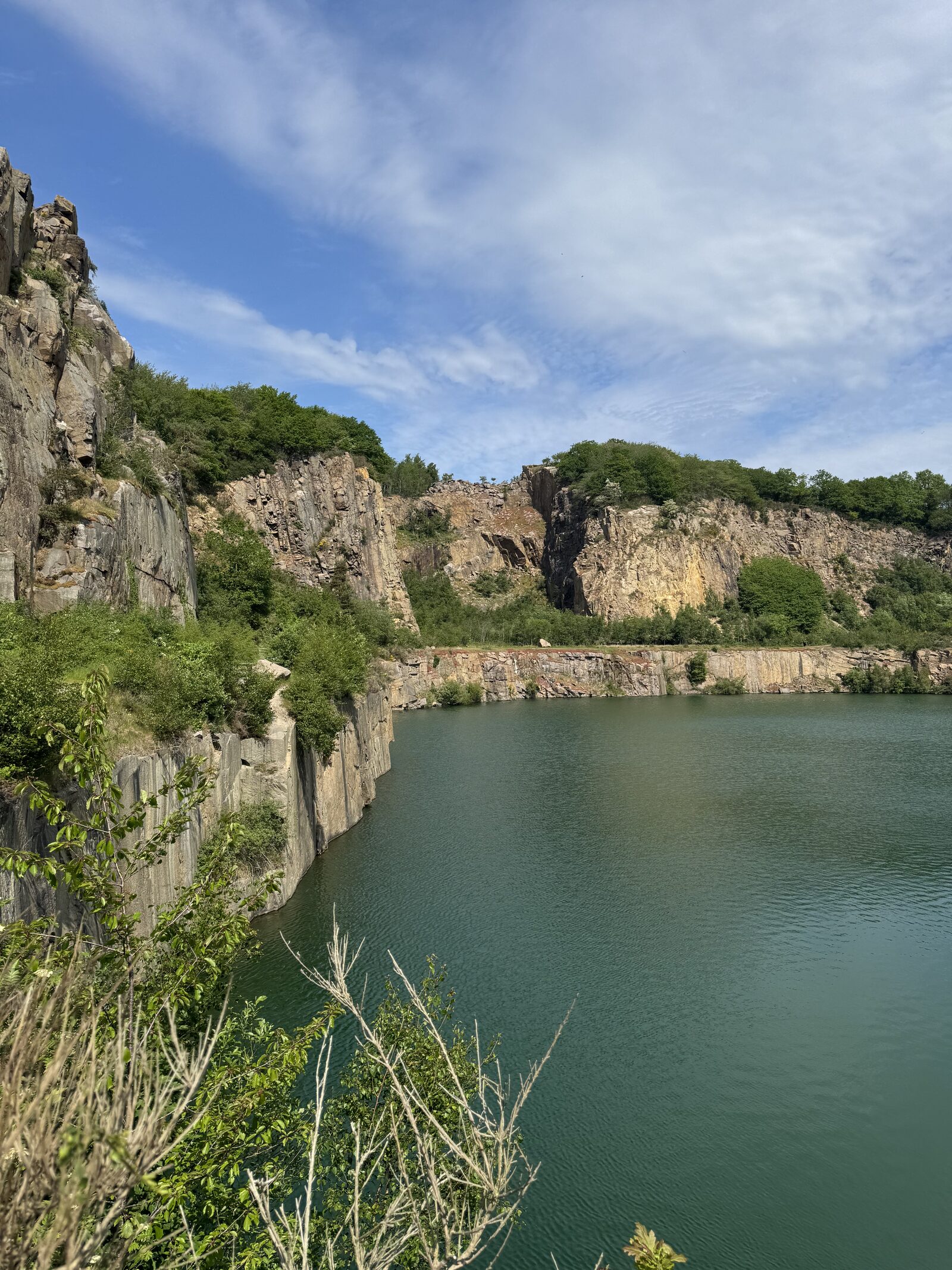 Felsiger ehemaliger Steinbruch mit grünblauem Wasser