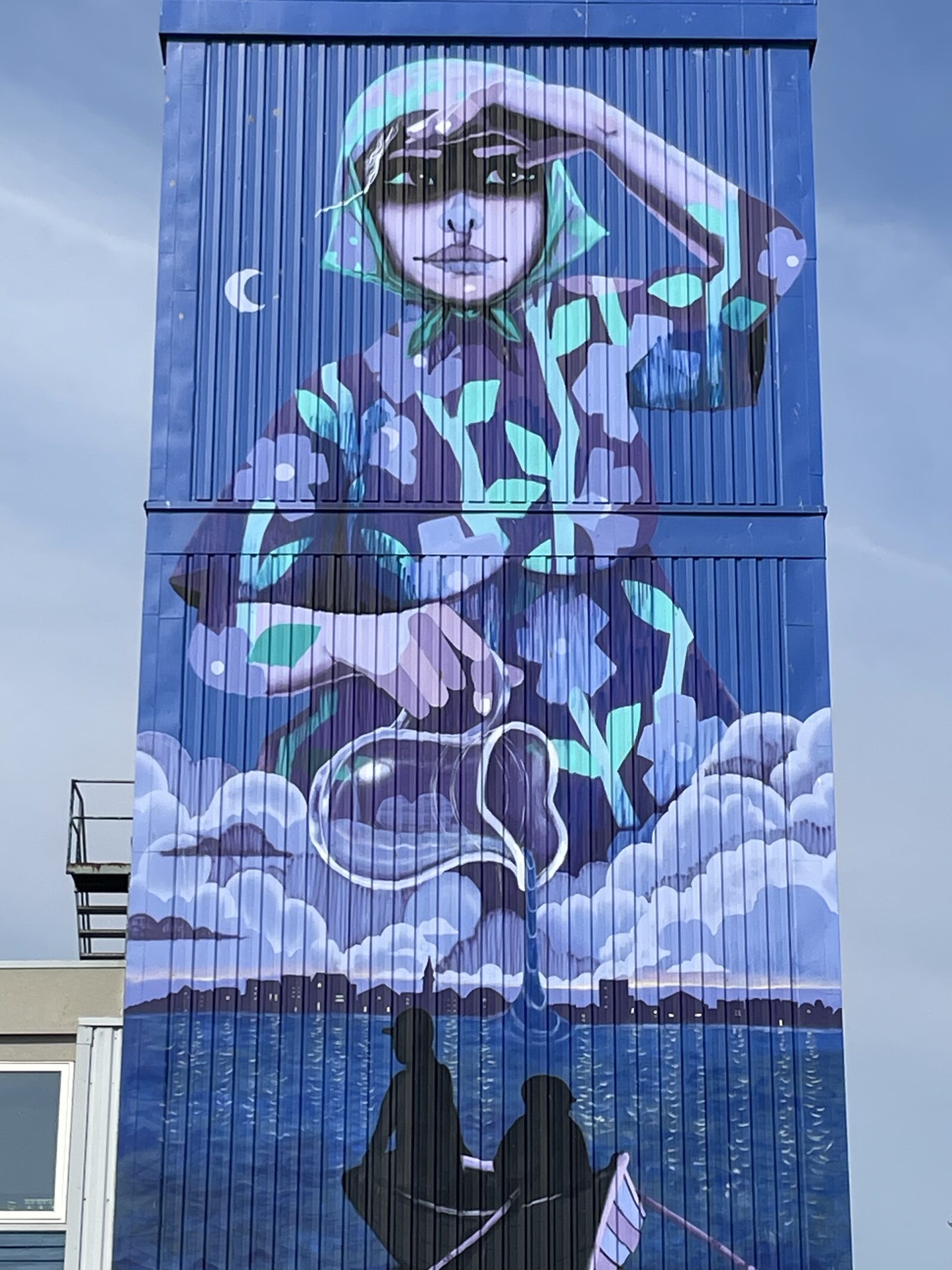 Großflächige Fassadenkunst in Blau- und Violetttönen