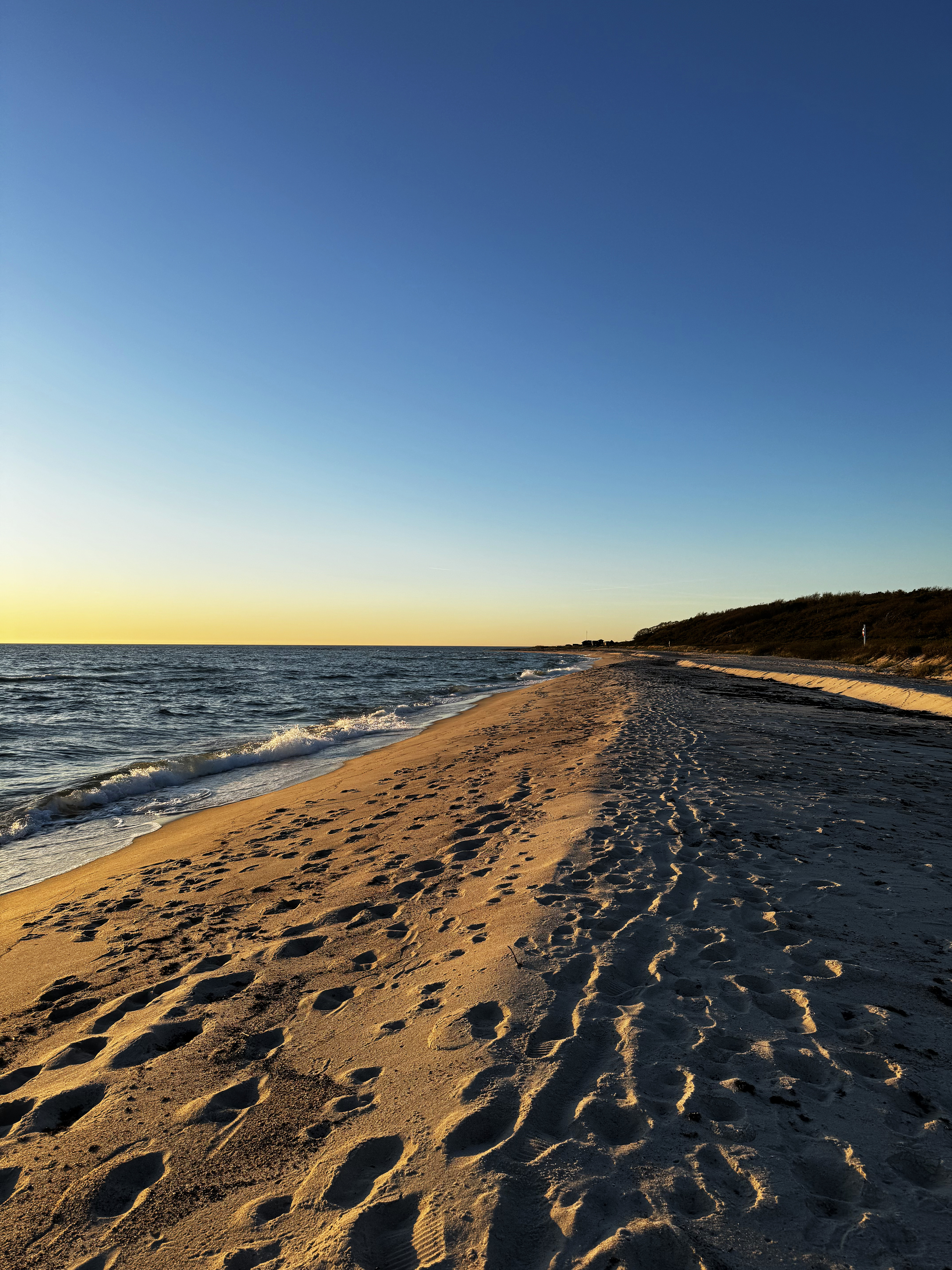 Küstenlandschaft auf Bornholm in der Abenddämmerung
