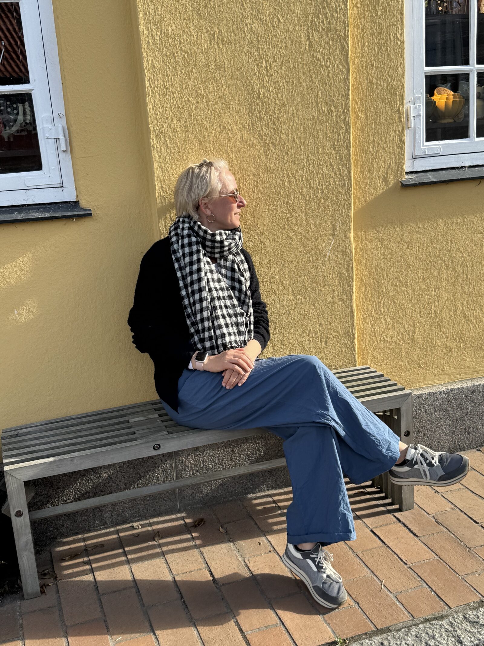 Tina Kornfeld sitzt im Sonnenlicht auf einer Bank