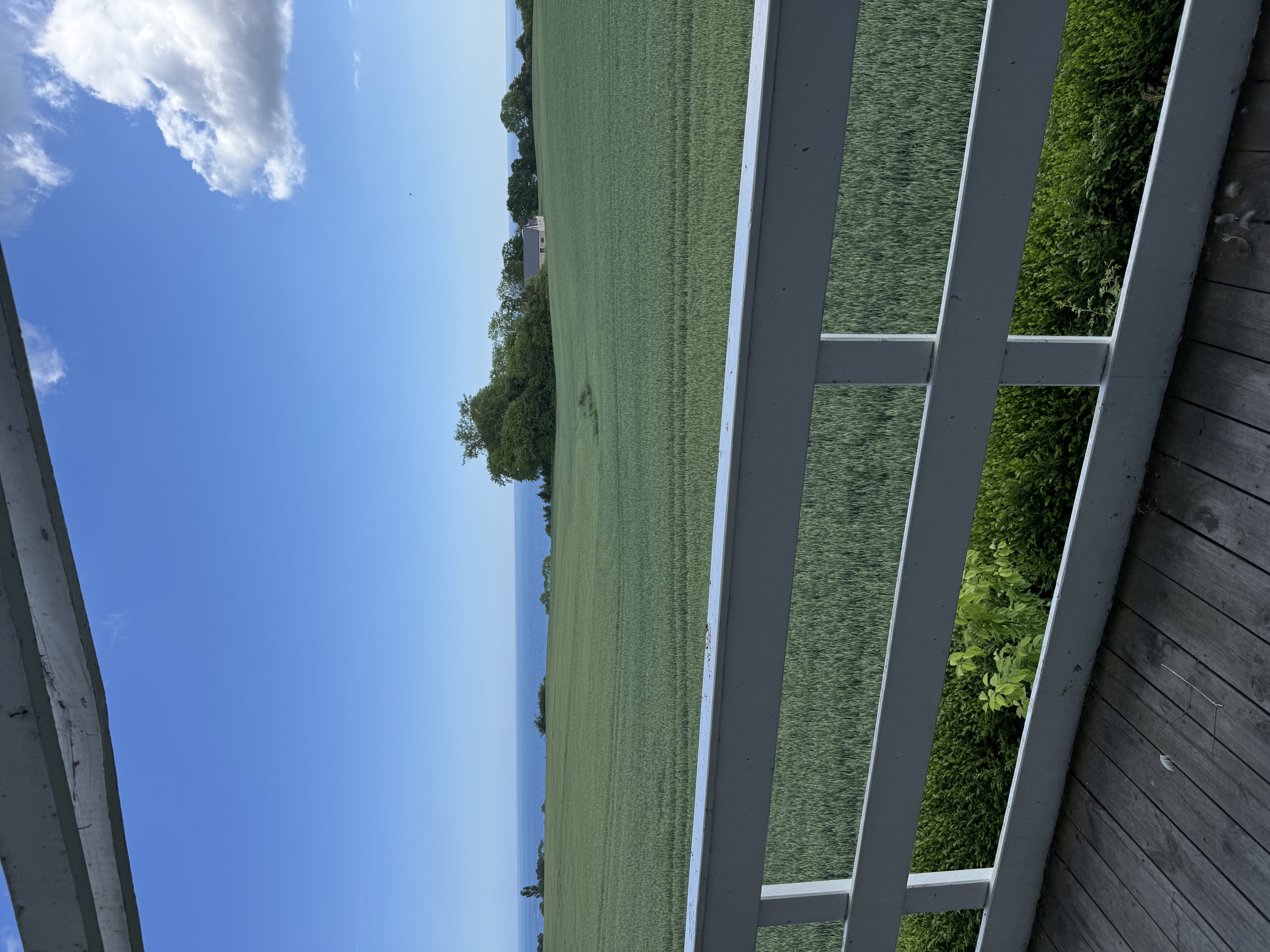 Aussicht vom Hof über grüne Felder bis ans Meer